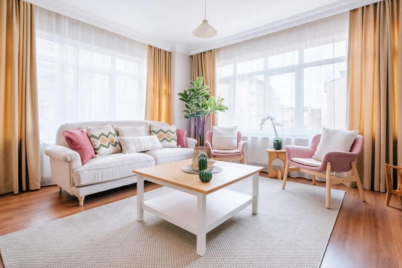 Charming Oasis W Balcony 5 Min To Bull Statue location